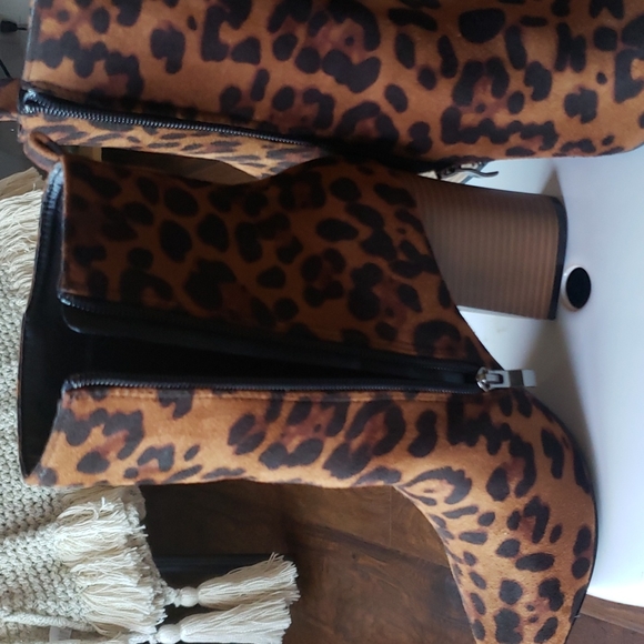 4" Leopard bootie 8.5 - Picture 3 of 5